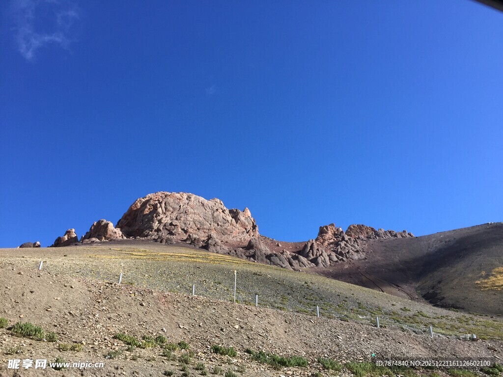 蓝天映衬下的壮丽山景