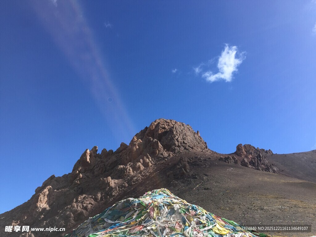 巍峨山峰与多彩经幡