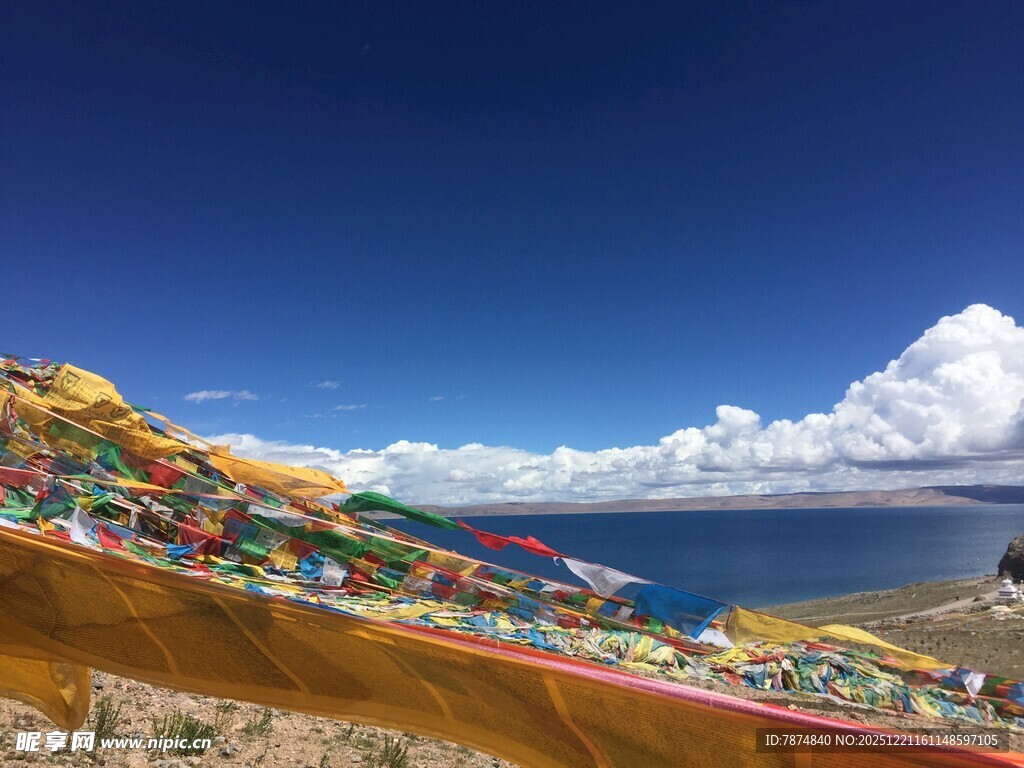 高原湖畔五彩经幡美景