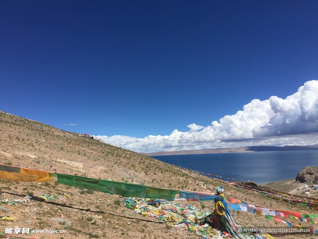 高原湖畔经幡飘扬美景