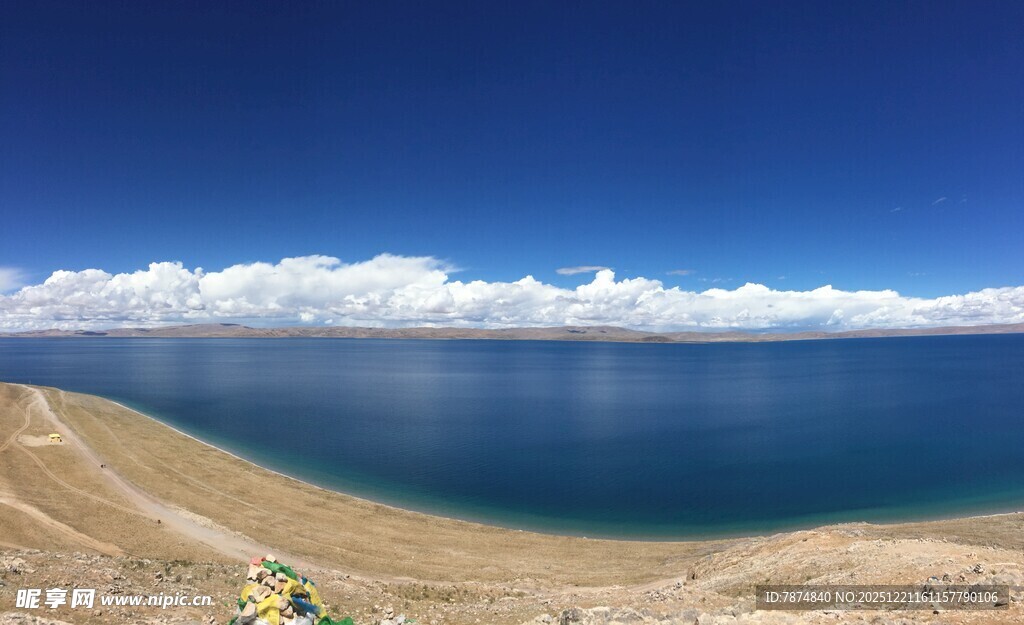 湛蓝湖畔的壮阔美景