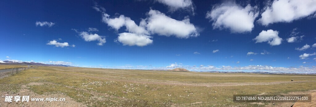 广袤蓝天草原风光