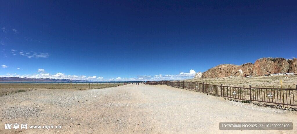 空旷荒原中的开阔道路