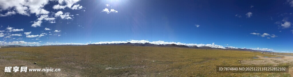 广阔蓝天与无垠大地景观