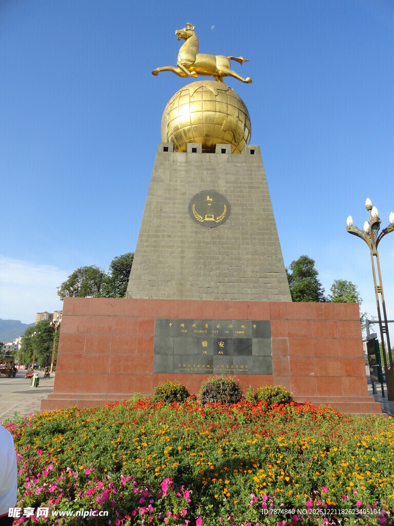 金色雕塑矗立多彩花丛中