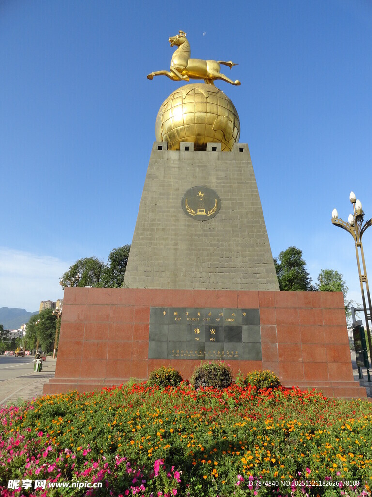 金色雕塑矗立花坛之上