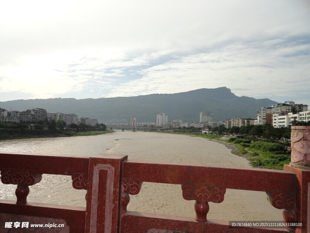 河畔栏杆处的山水景致