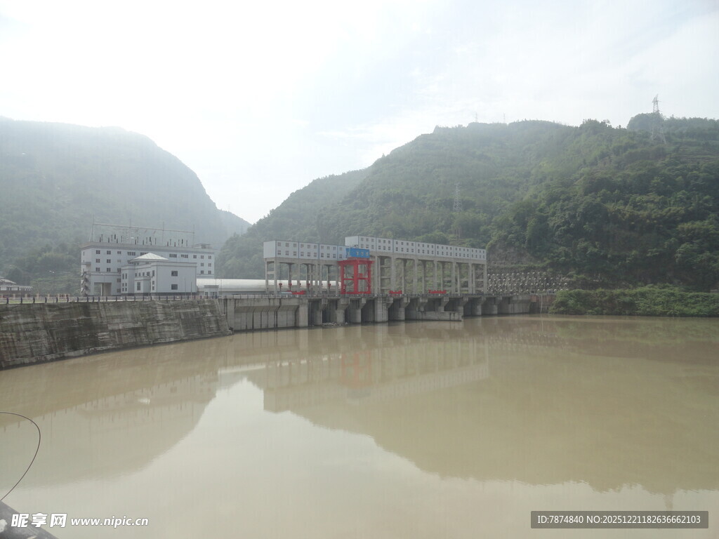 大坝旁的浑浊水域景观