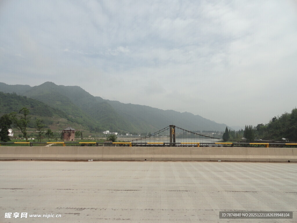 开阔广场与远山景色