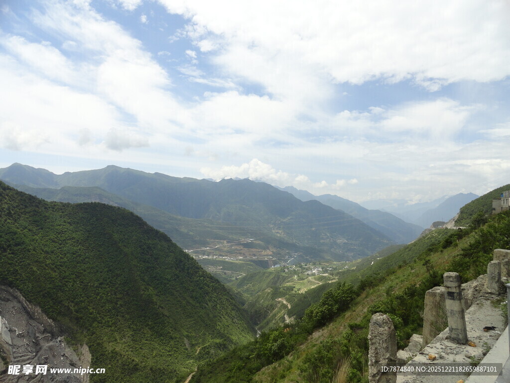 壮丽山景俯瞰图