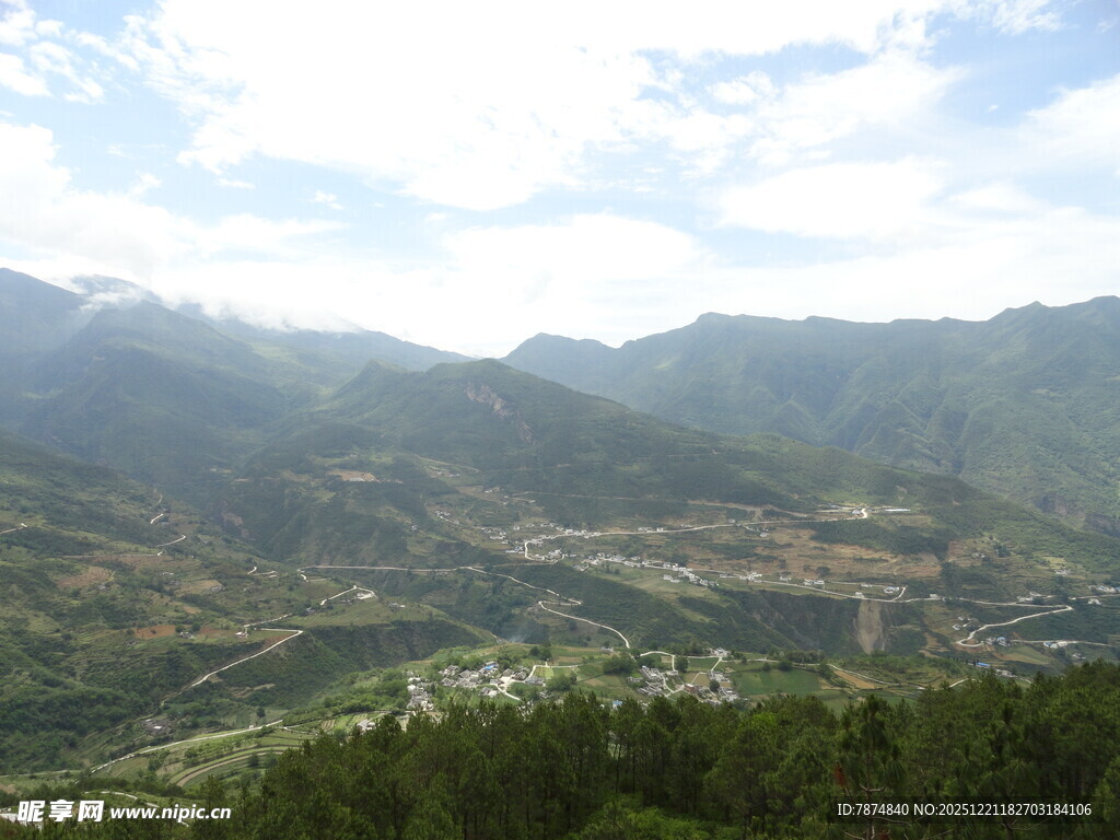 山间美景 绿意盎然的山谷