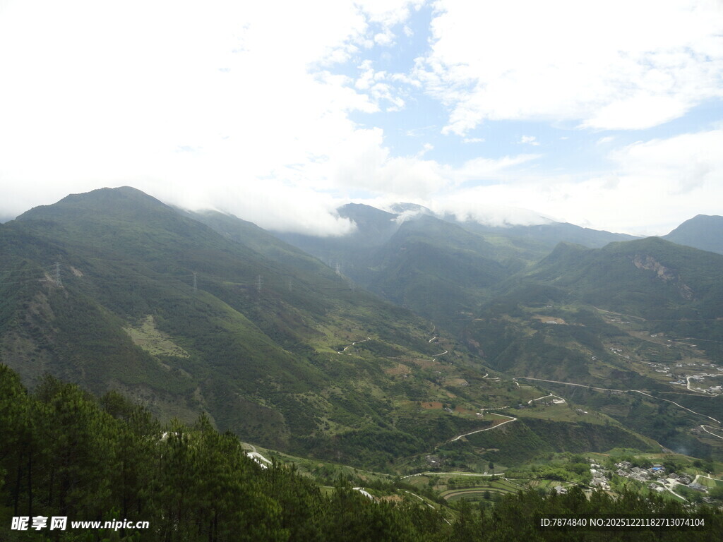 山峦叠翠间的秀丽风光