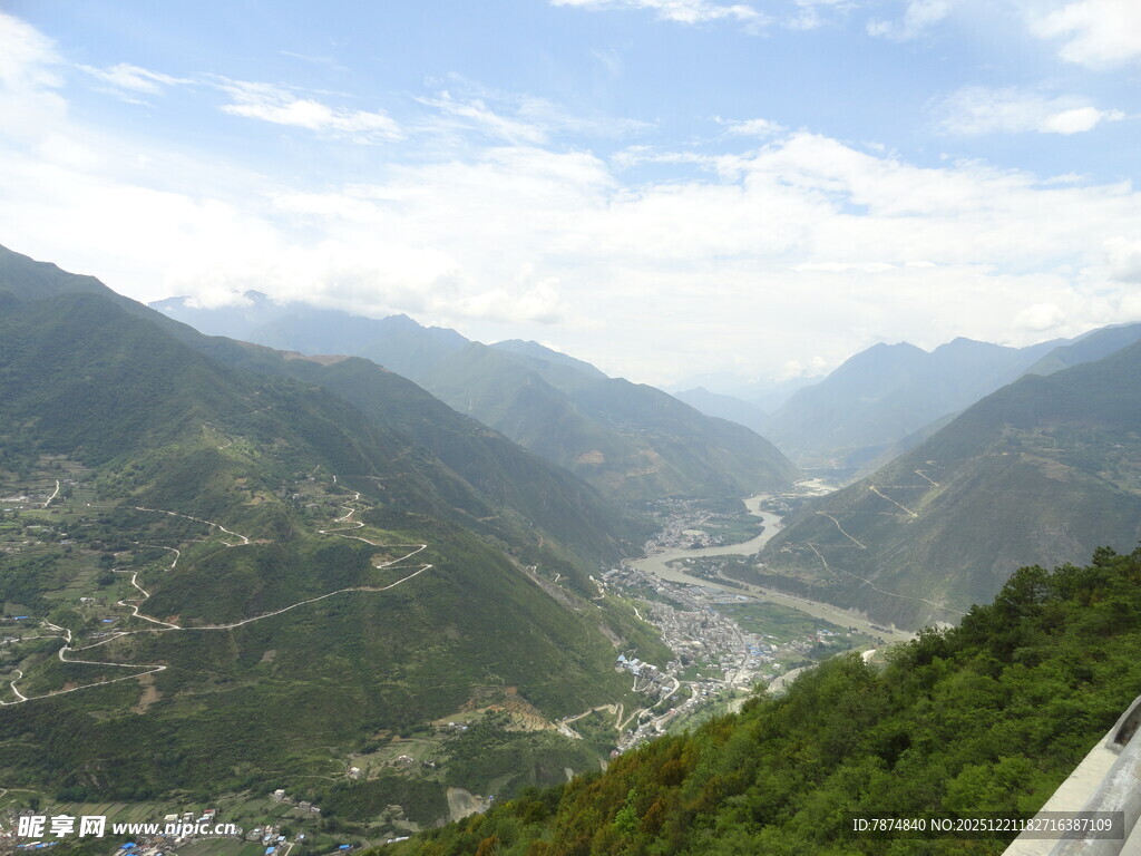 山间美景俯瞰壮丽风光