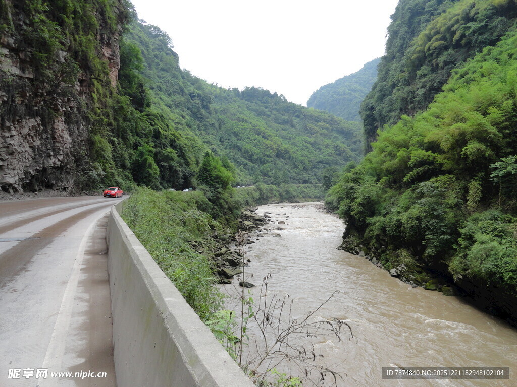 山间公路伴蜿蜒河流