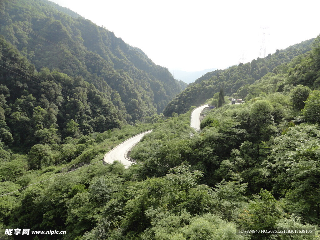 山间蜿蜒公路
