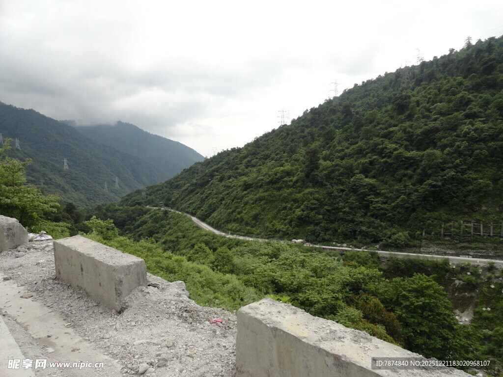 山间蜿蜒公路风景