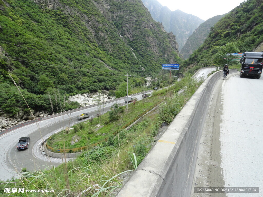 蜿蜒山间公路风景