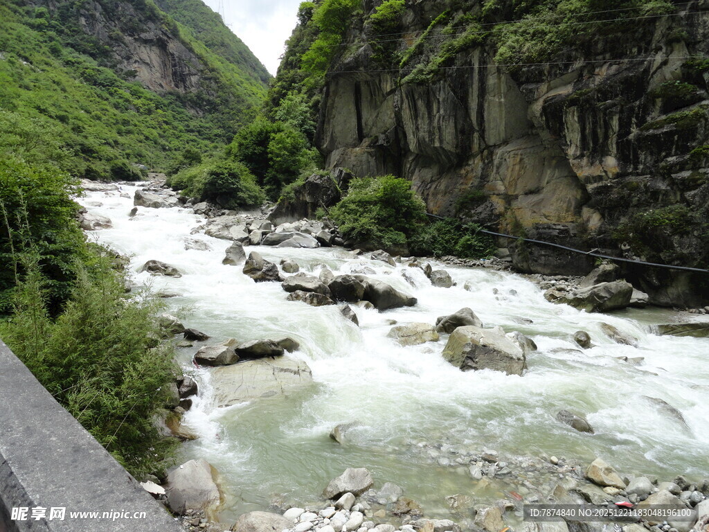 山间湍急溪流穿岩石而过