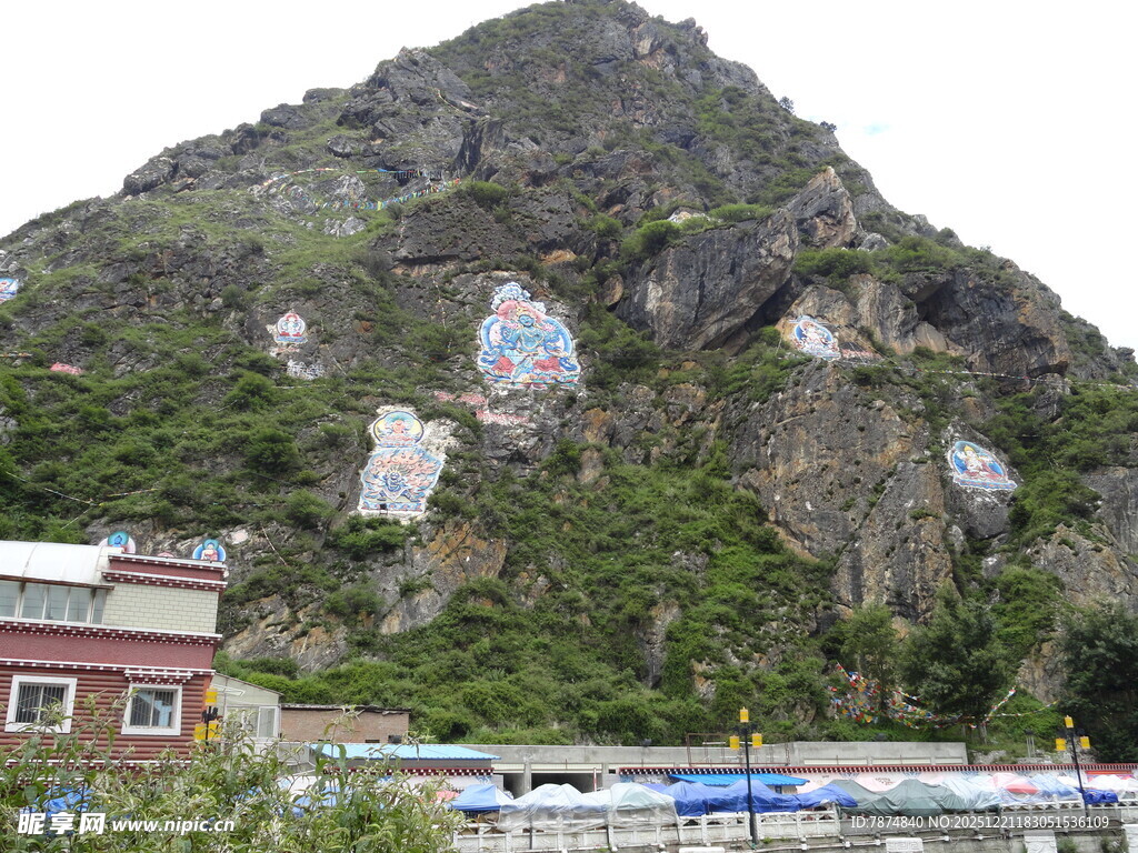 山景旁的多彩建筑景观