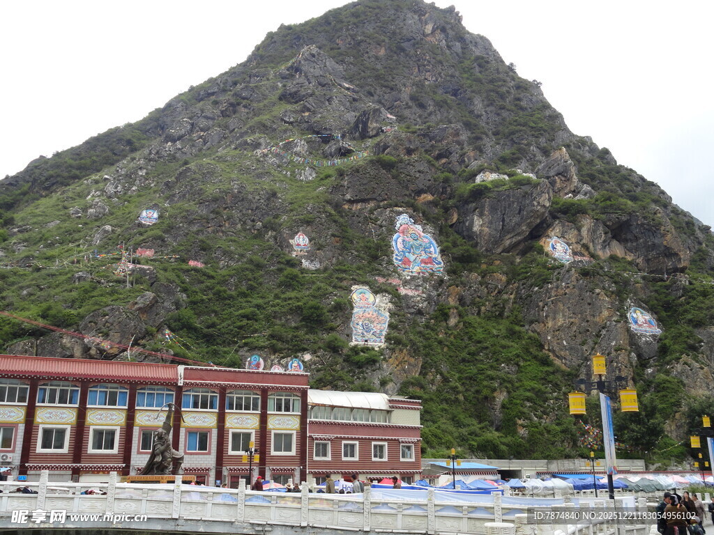 山脚下的建筑与山体景观