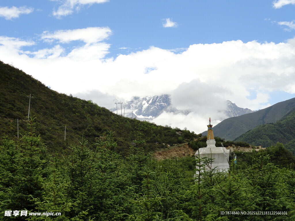 山林中的白色建筑与远山