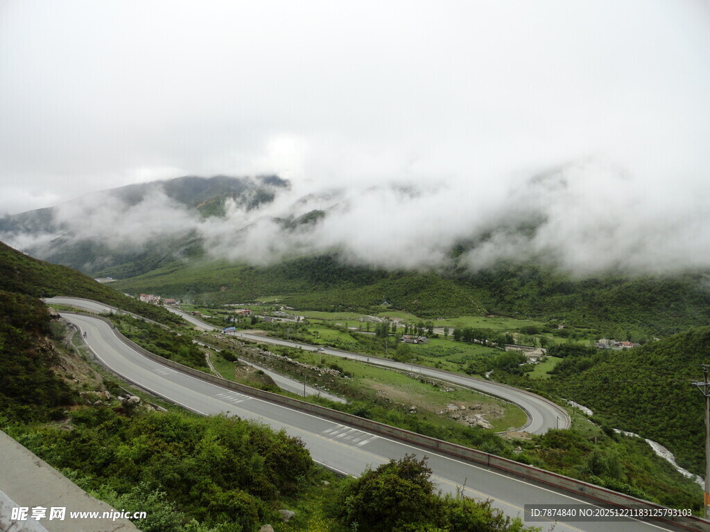 山间云雾缭绕的蜿蜒公路