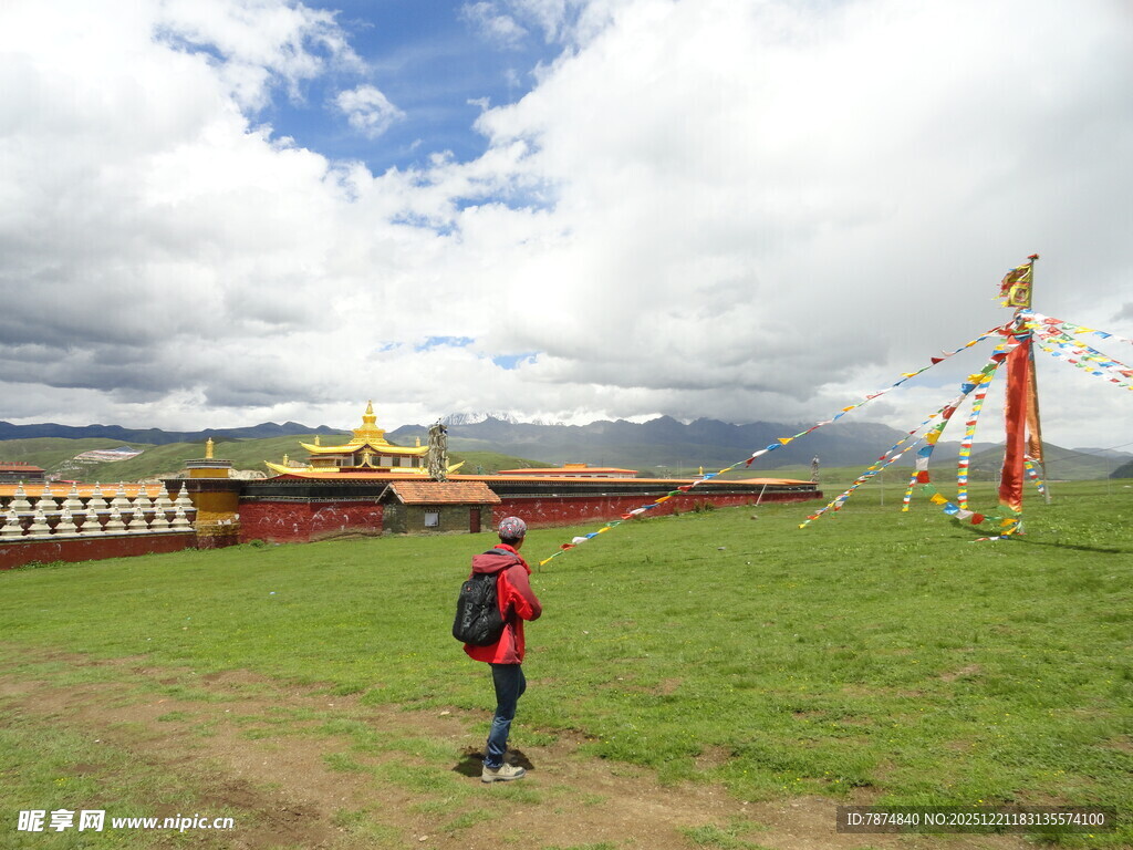 草原上的旅行者与远方建筑