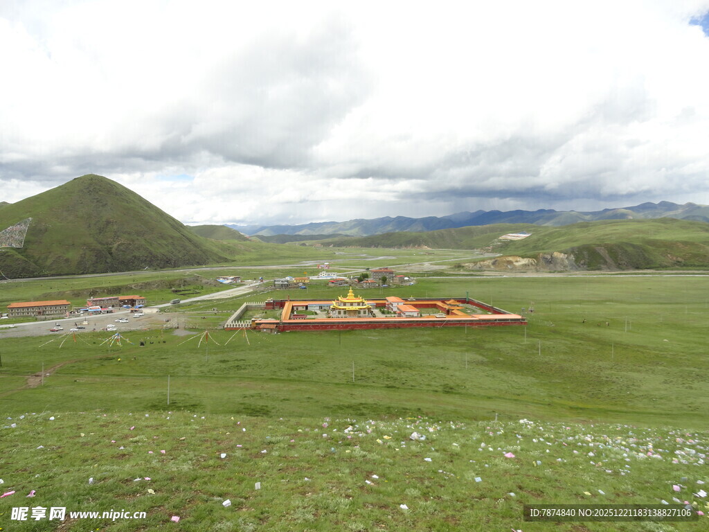 草原上的多彩建筑景观