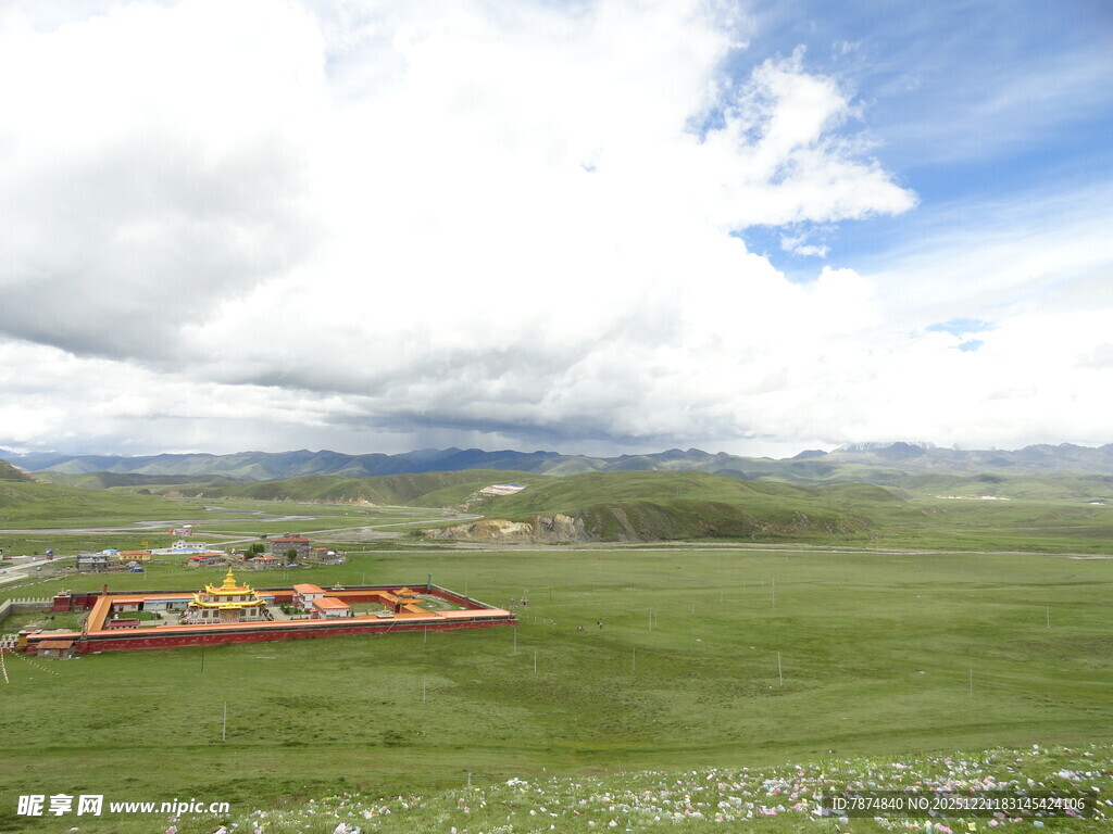 草原风光与多彩建筑景观