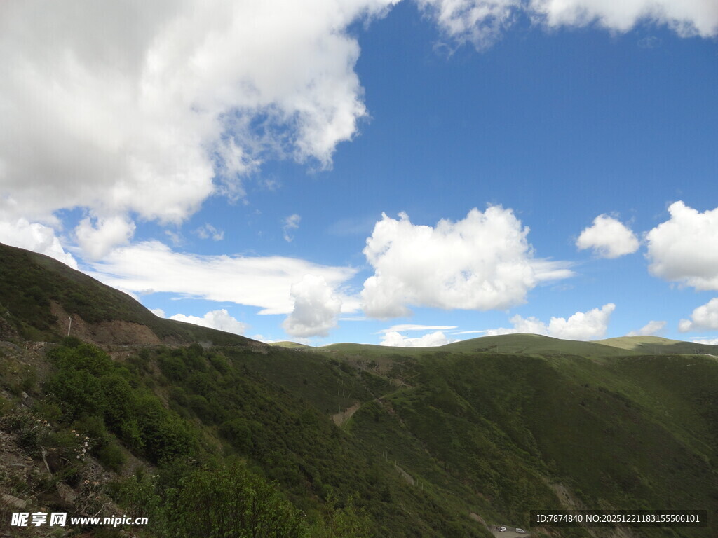 青山蓝天间的秀丽风光