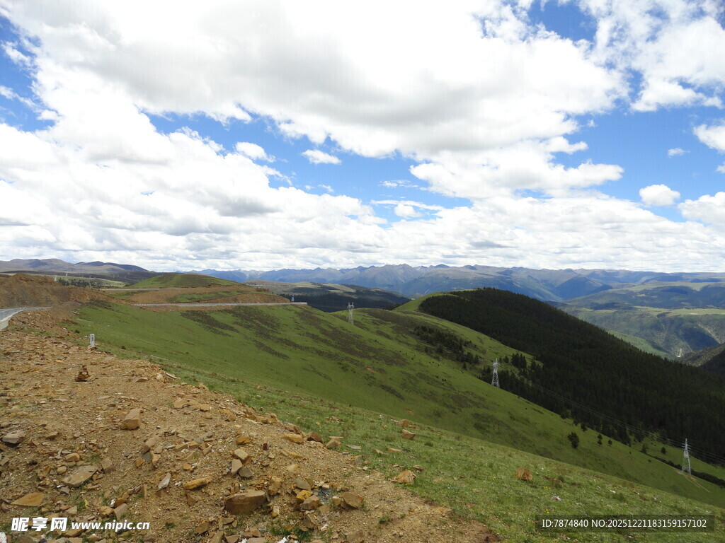 高山草原蓝天白云美景