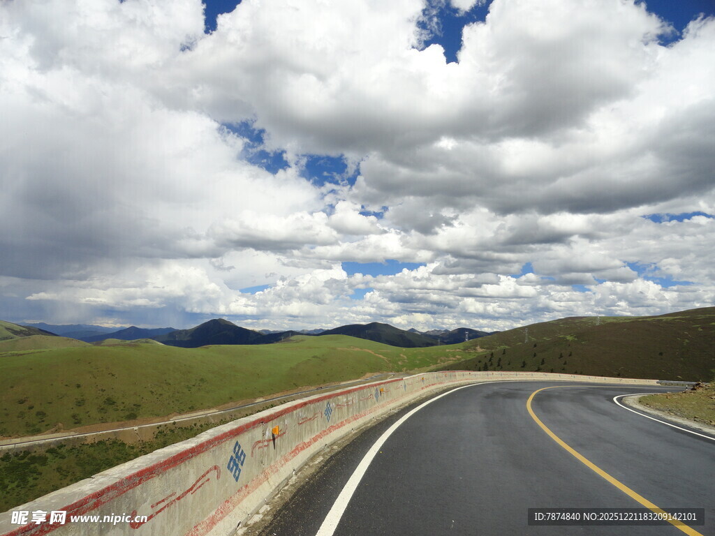 公路伸向远方的壮美风景