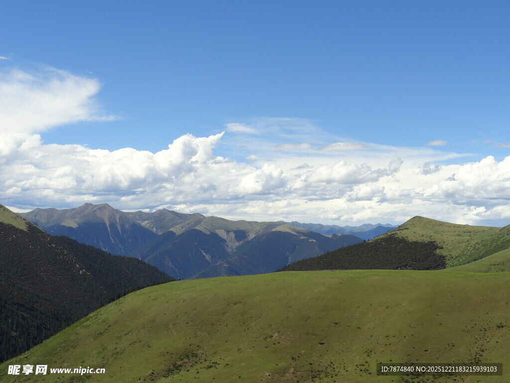 青山蓝天间的壮美山峦景色
