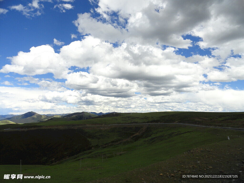 草原上的蓝天白云美景