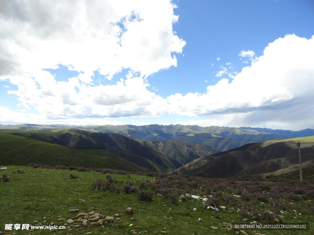 草原山峦间的开阔风光