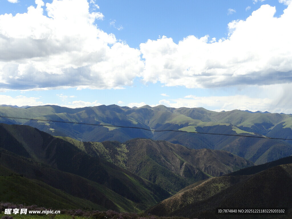 壮丽山峦与蓝天白云美景