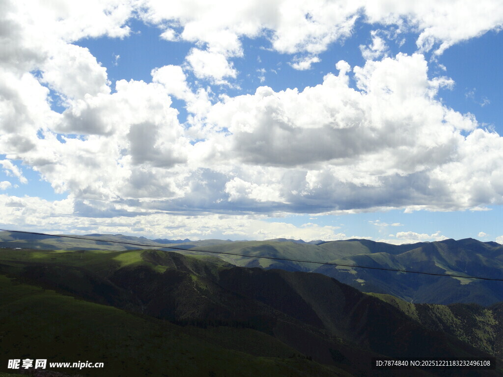 壮丽山景与蓝天白云