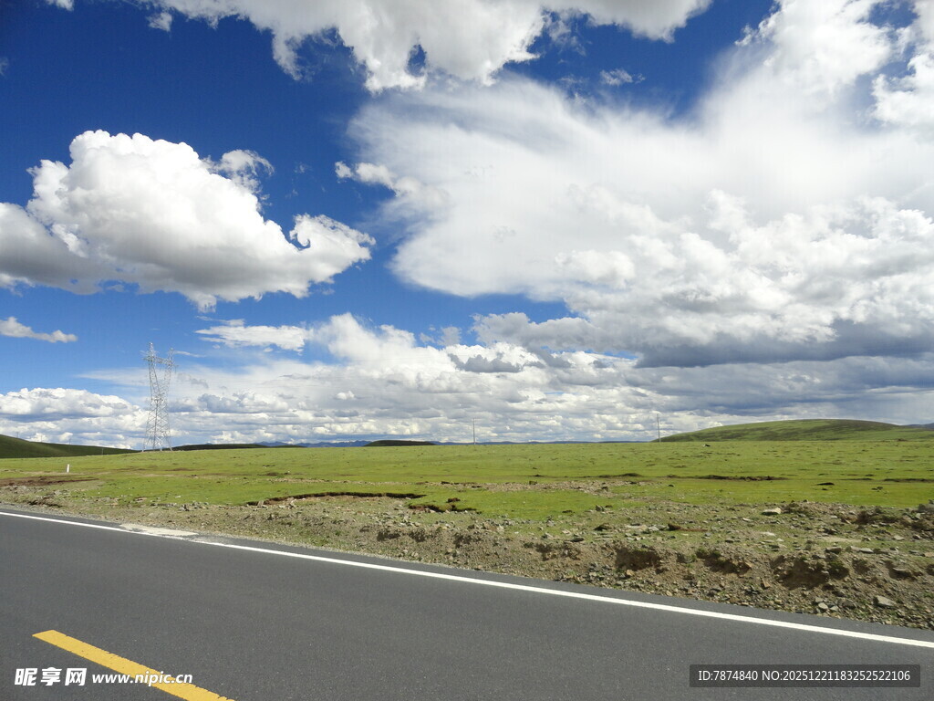 草原公路蓝天白云美景