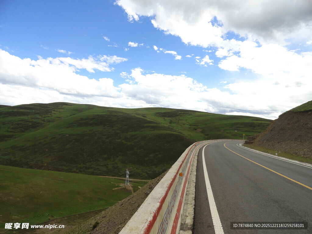 蜿蜒公路穿行于青山蓝天