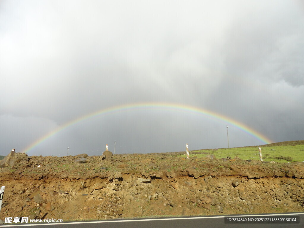公路旁田野上的绚丽彩虹