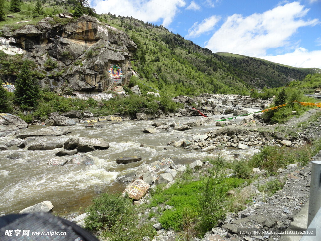 山间湍急溪流与葱郁植被