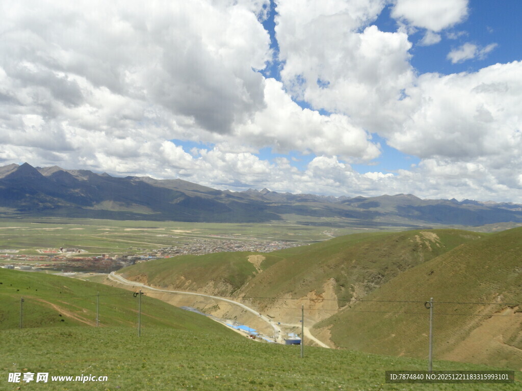 草原山谷间的壮丽风光