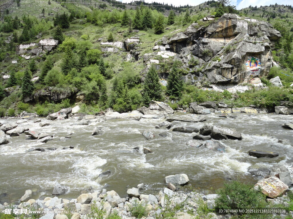 山间河流与岩石景观