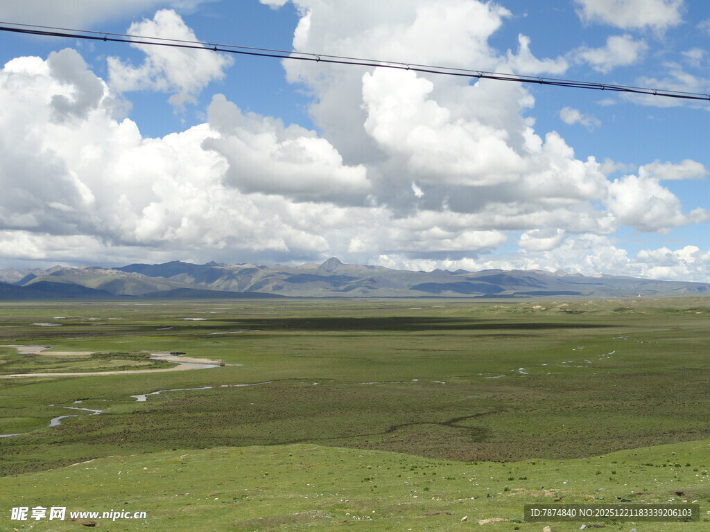 广袤草原上的蓝天白云