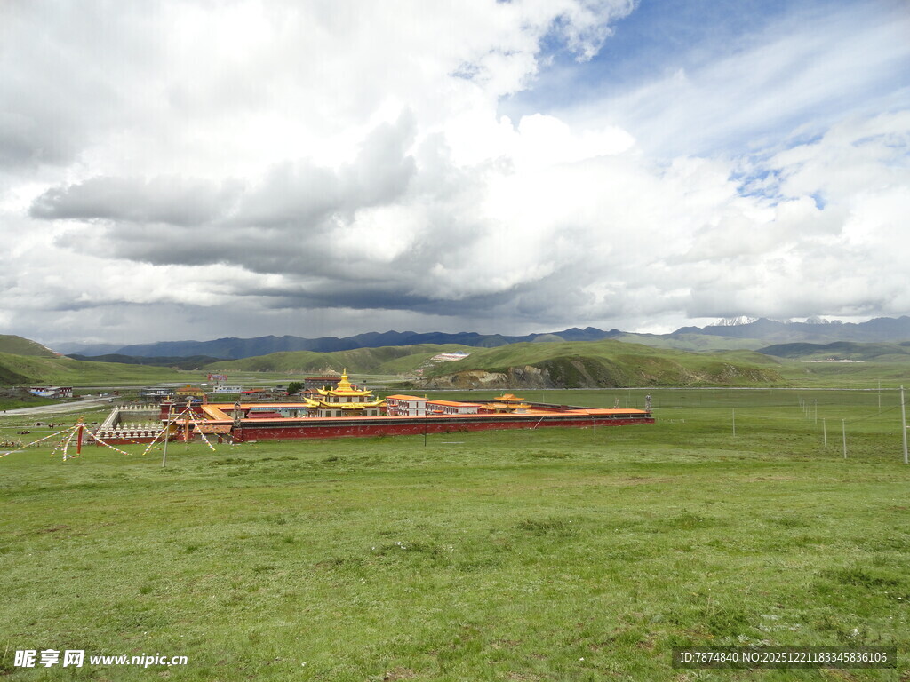 草原上的红顶建筑