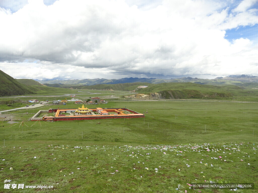 草原上的彩色图案景观