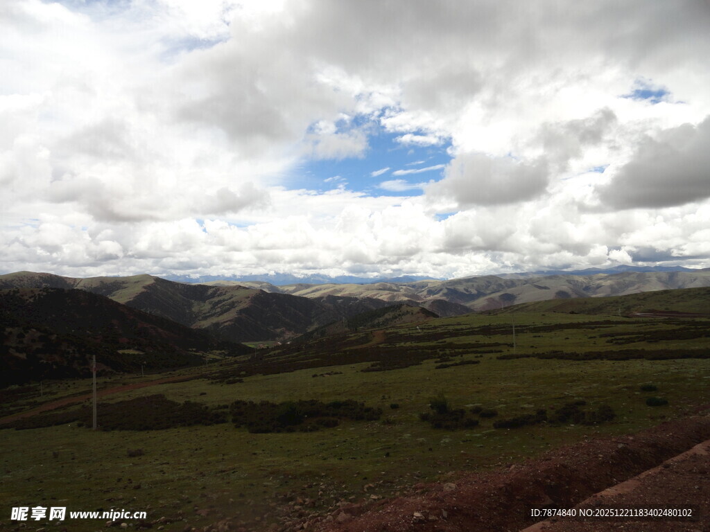 草原上的蓝天白云美景