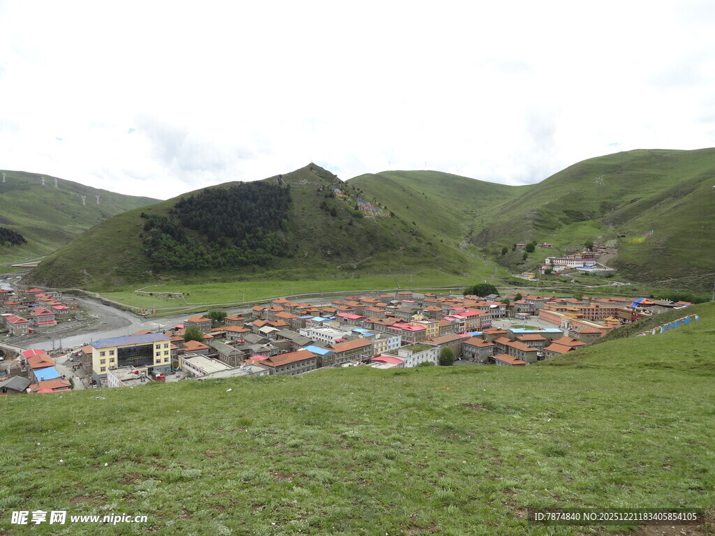 草原上的多彩村落