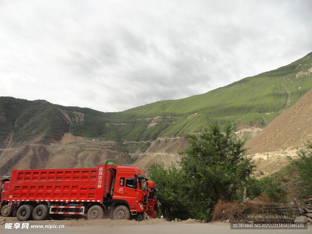 山间红色重型载货卡车