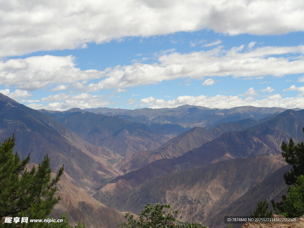 壮丽山景与蓝天白云